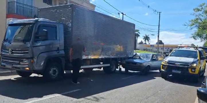 Colisão envolve carro e caminhão no centro de Marmeleiro