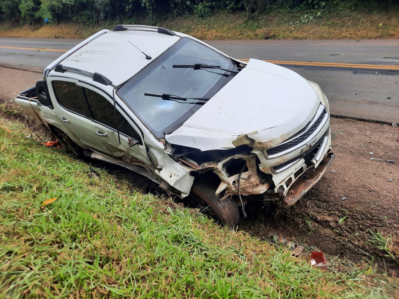 Condutor de caminhonete fica ferido após colisão com caminhão na PR-483