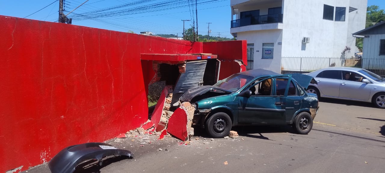 Homem fica gravemente ferido após colidir veículo em muro