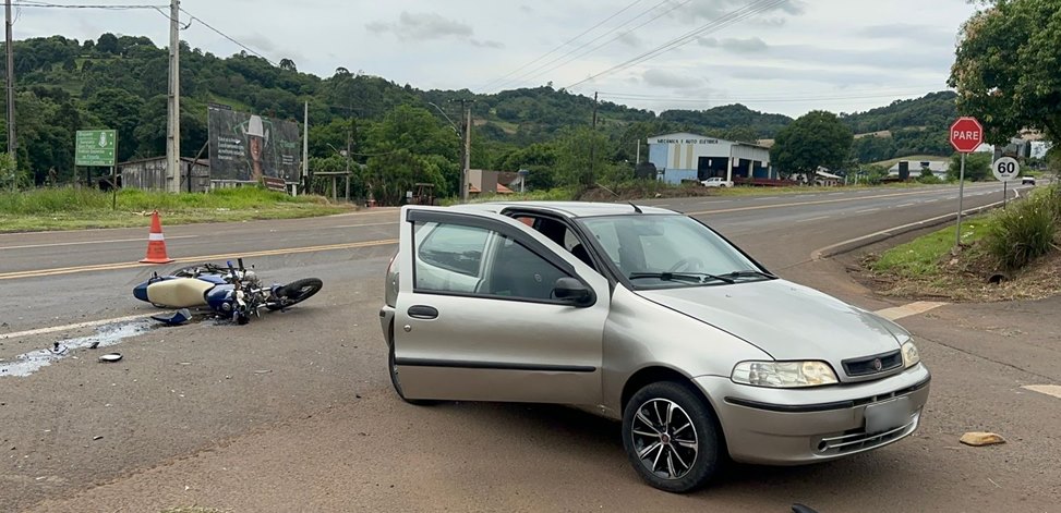 Homem fratura braço em colisão entre carro e moto na PR-180