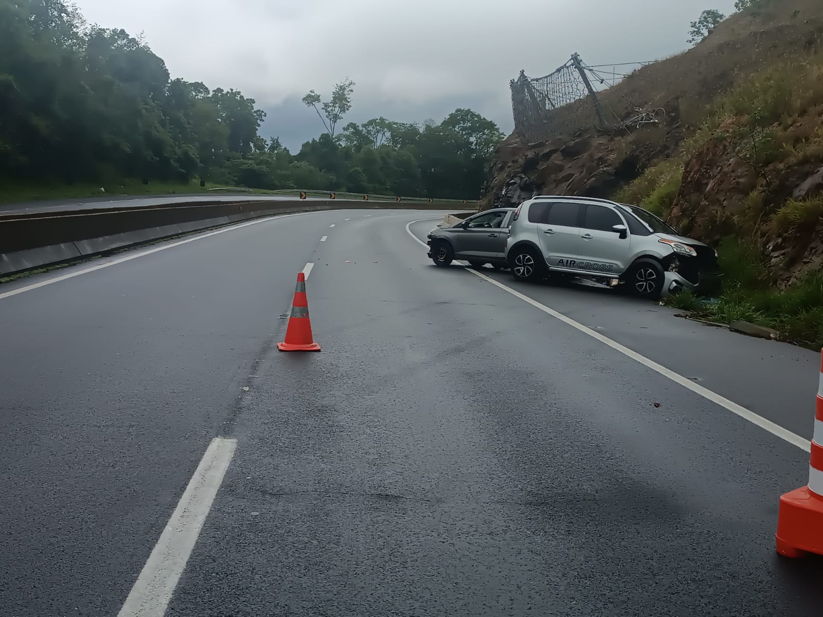 Homem morre atropelado enquanto trocava pneu do próprio carro na BR-376