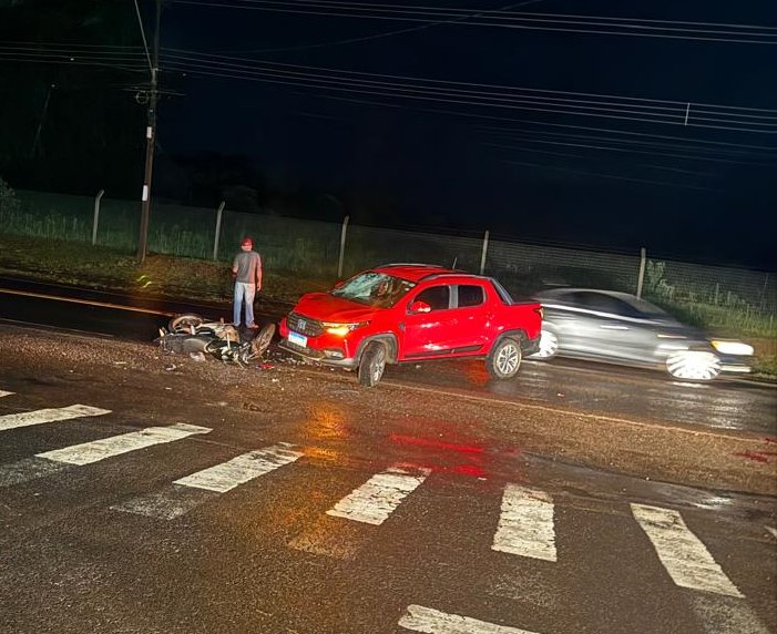 Condutor de motocicleta fica bastante machucado após colisão com camionete