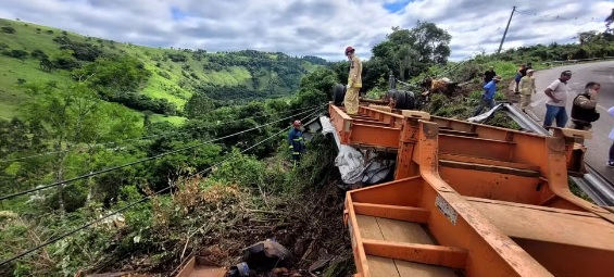 Motorista morre após caminhão sair da pista e tombar na PR-158