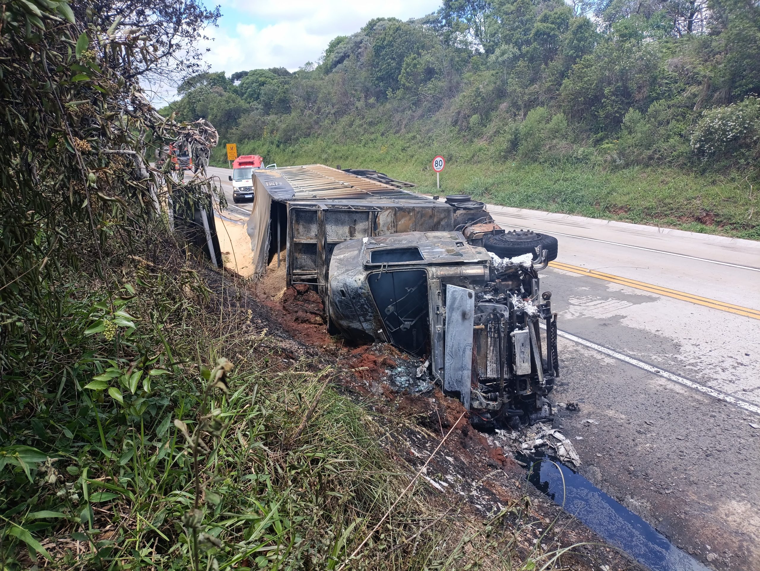 Motorista morre carbonizado em acidente na PRC-280