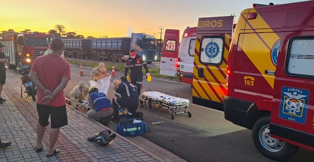 Homem sofre ferimentos graves após acidente entre moto e caminhão na PR-280