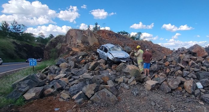 Condutor fica ferido após carro sair da pista na PR-180