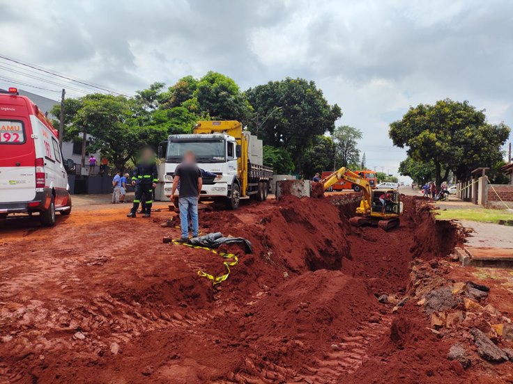 Homem fica soterrado após deslizamento de terra em obra de drenagem