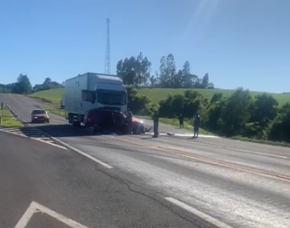 Grave acidente entre carro e caminhão na BR-280