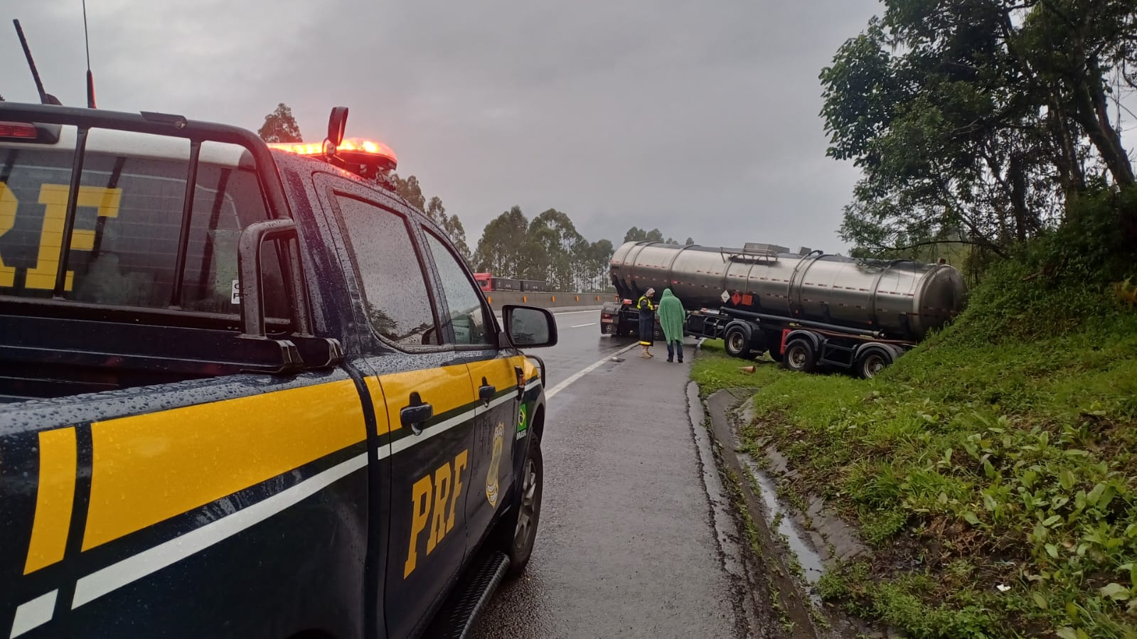 Duas pessoas morrem em acidente entre caminhão-tanque e carro