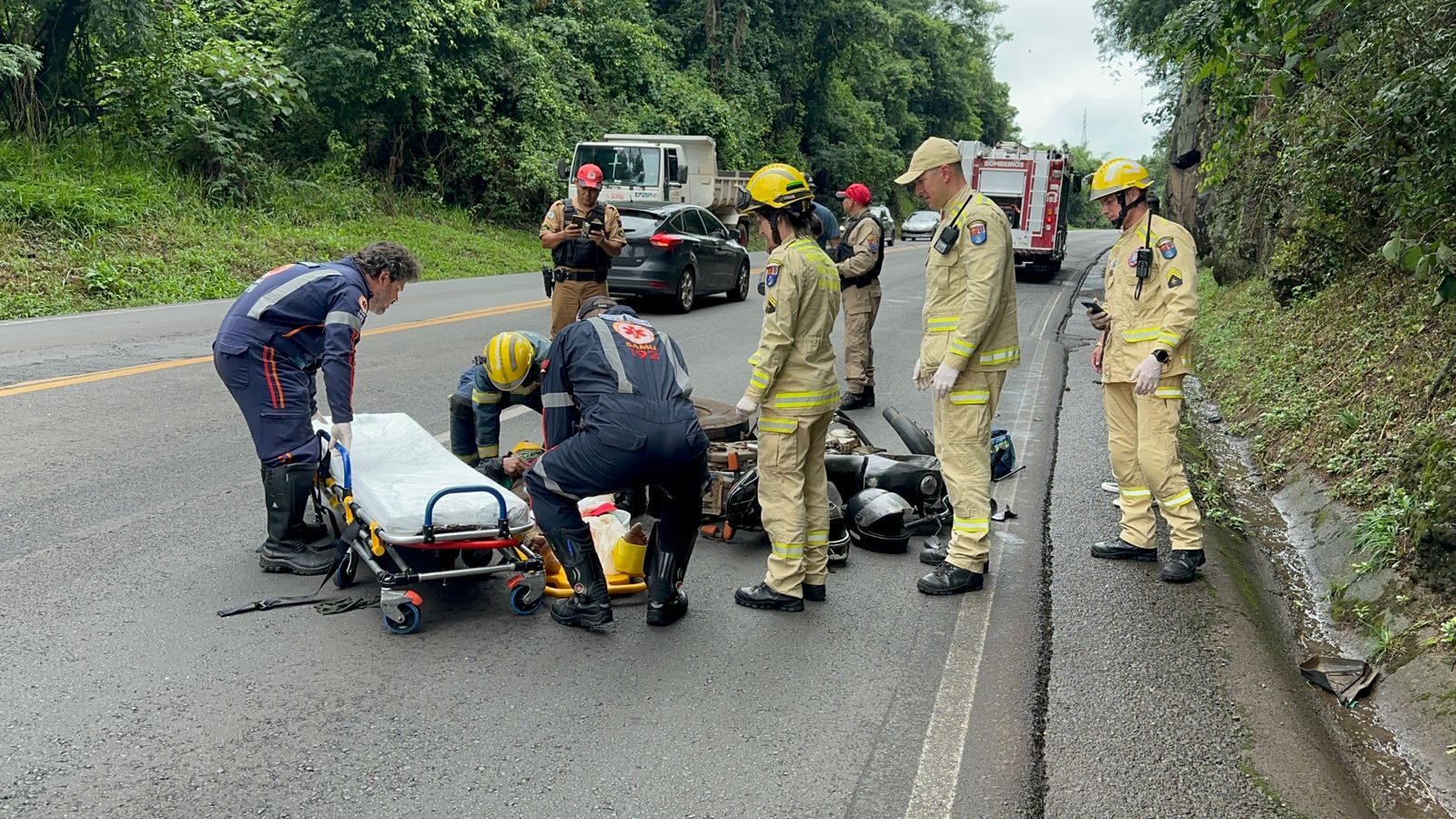 Pneu se solta de caminhão e atinge motocicleta na PR-483