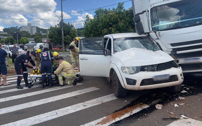 Caminhonete e caminhão se envolvem em acidente e condutora fica ferida