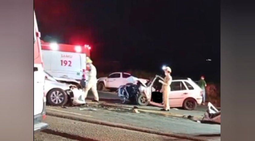 Um morto e cinco feridos em colisão entre dois carros na PR-180