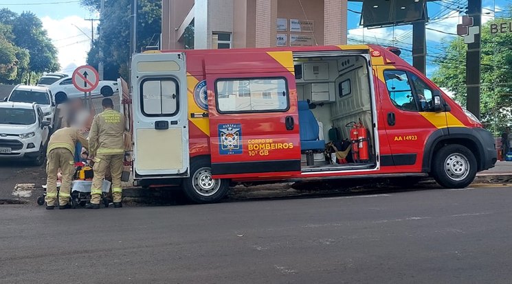 Mulher é atropelada ao ser colocada em carro em frente a clínica