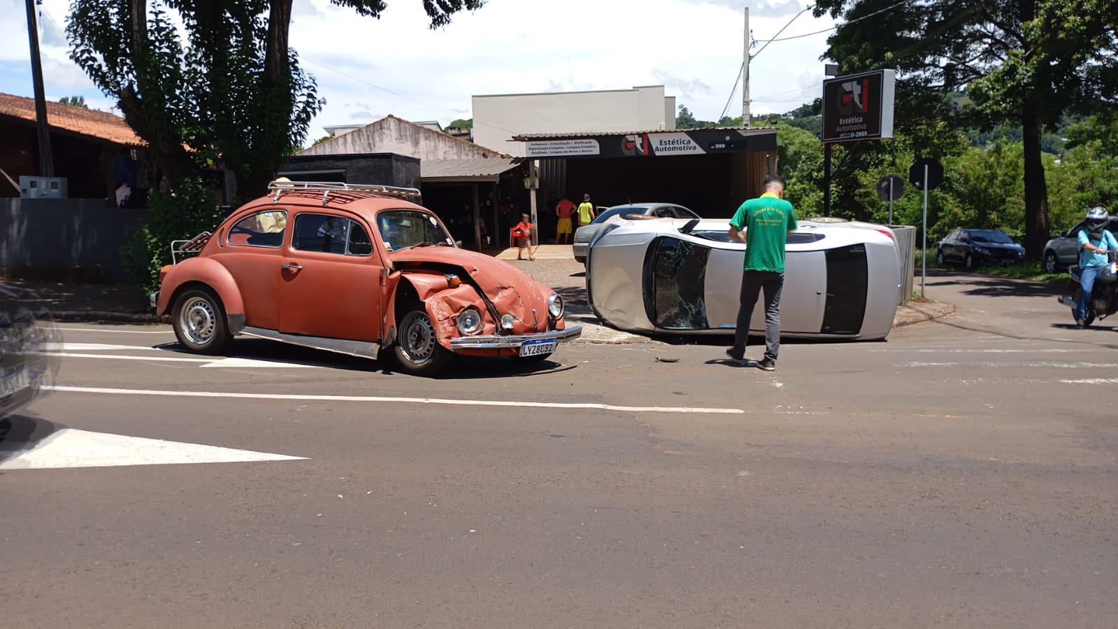 Carro tomba após colisão em Francisco Beltrão