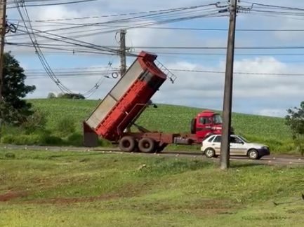 Caminhão com caçamba erguida enrosca em fios e deixa bairro sem energia