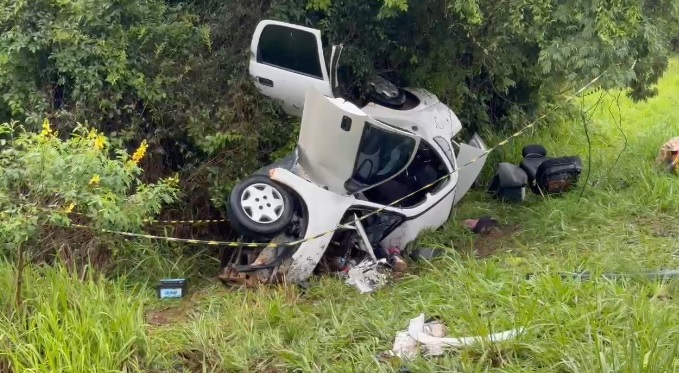 Homem morre após colisão frontal entre carro e caminhão na BR-373