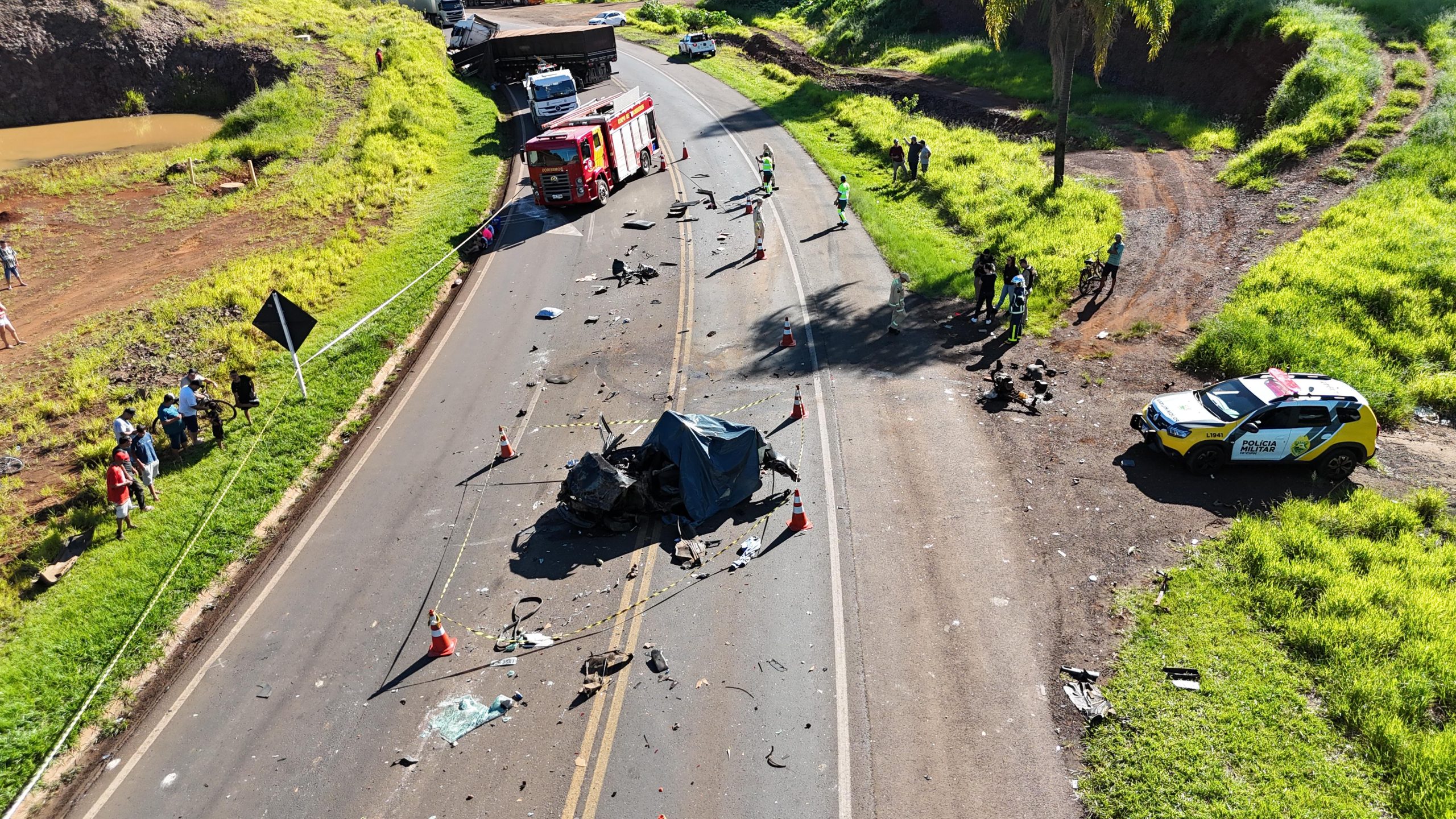 Casal morre em acidente envolvendo carro e dois caminhões