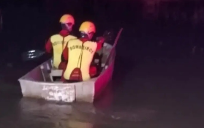 Família é encontrada morta em carro submerso em rio