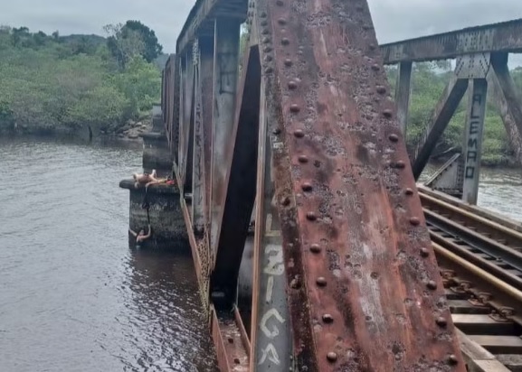 Mulher cai de ponte ao tirar foto e é salva por cadarço