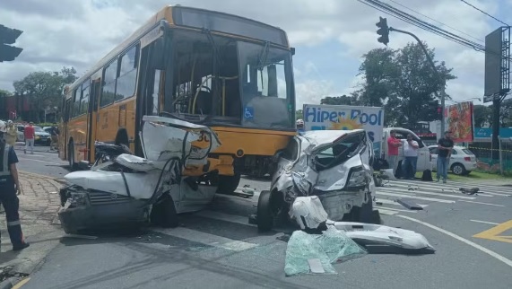 Homem morre após ônibus perder os freios e atingir dez veículos