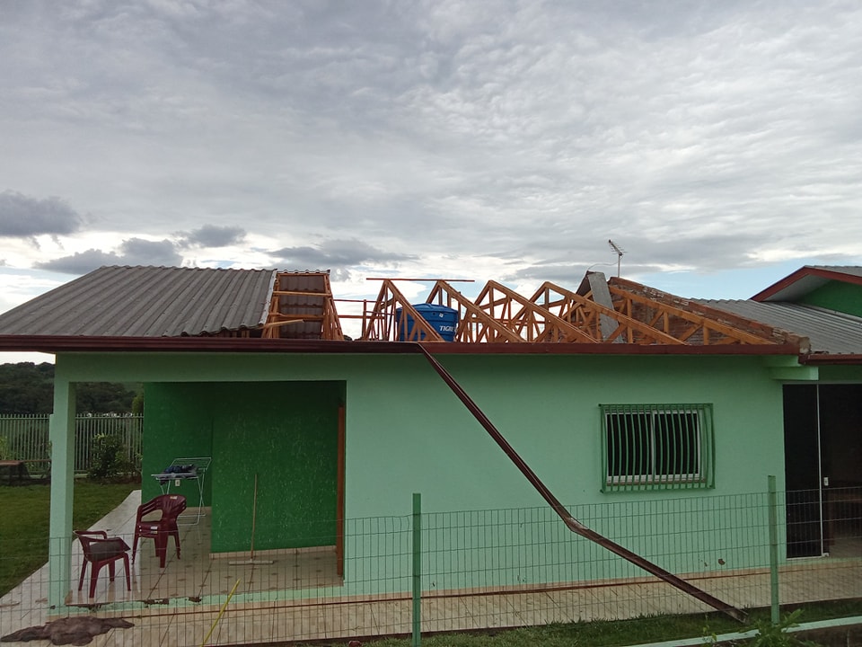 Temporal arranca telhado de residência