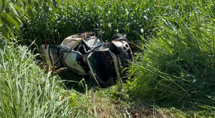 Mulher morre e homem fica ferido em grave acidente entre automóvel e caminhão na PR-180