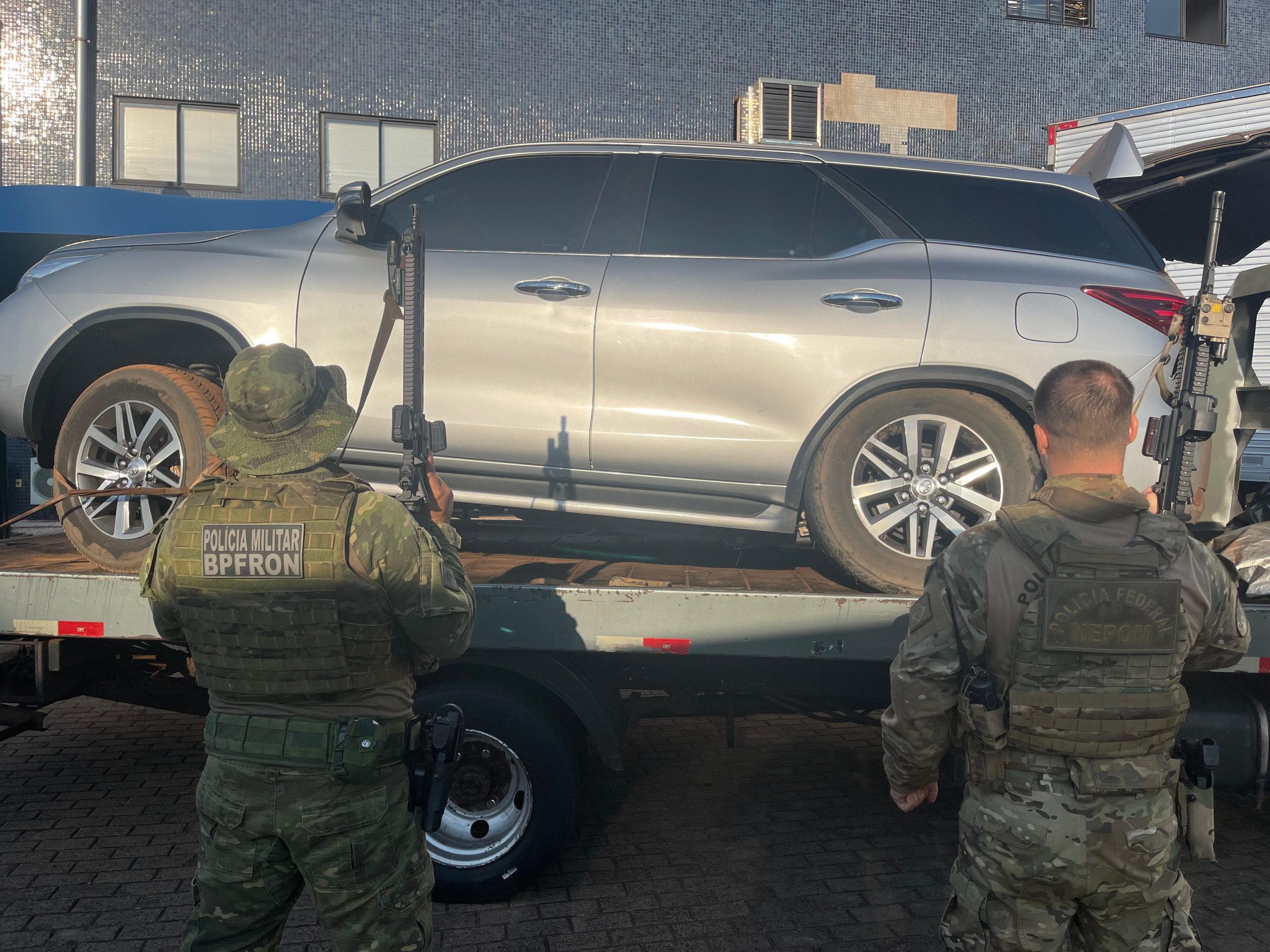 Vídeo: Carro com maconha em fuga da polícia perde roda e foge por mais de 40 km