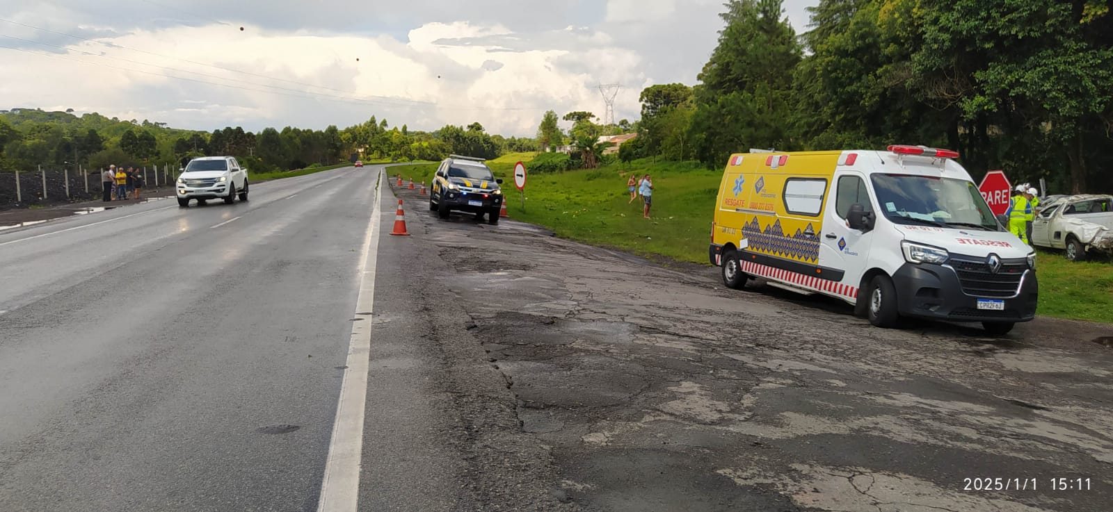 Carro funerário capota e corpo que era transportado é ejetado do veículo