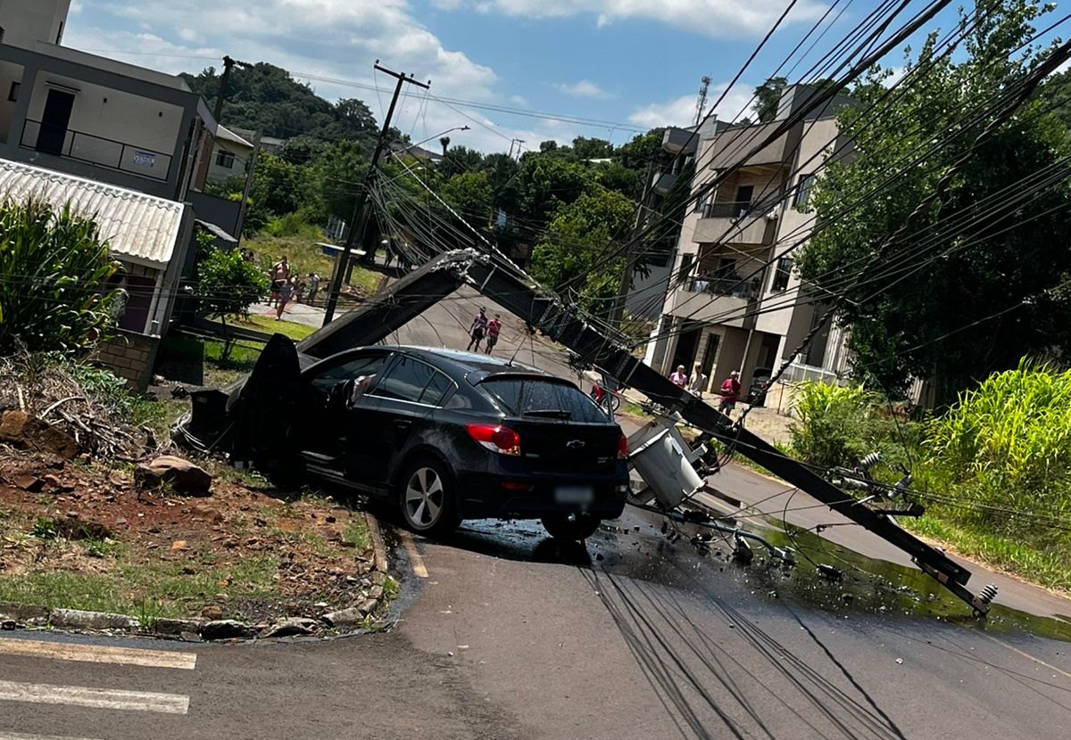 Condutor passa mal, perde o controle e bate em poste da rede elétrica