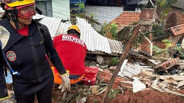 Deslizamentos por conta das chuvas deixam pelo menos seis mortos