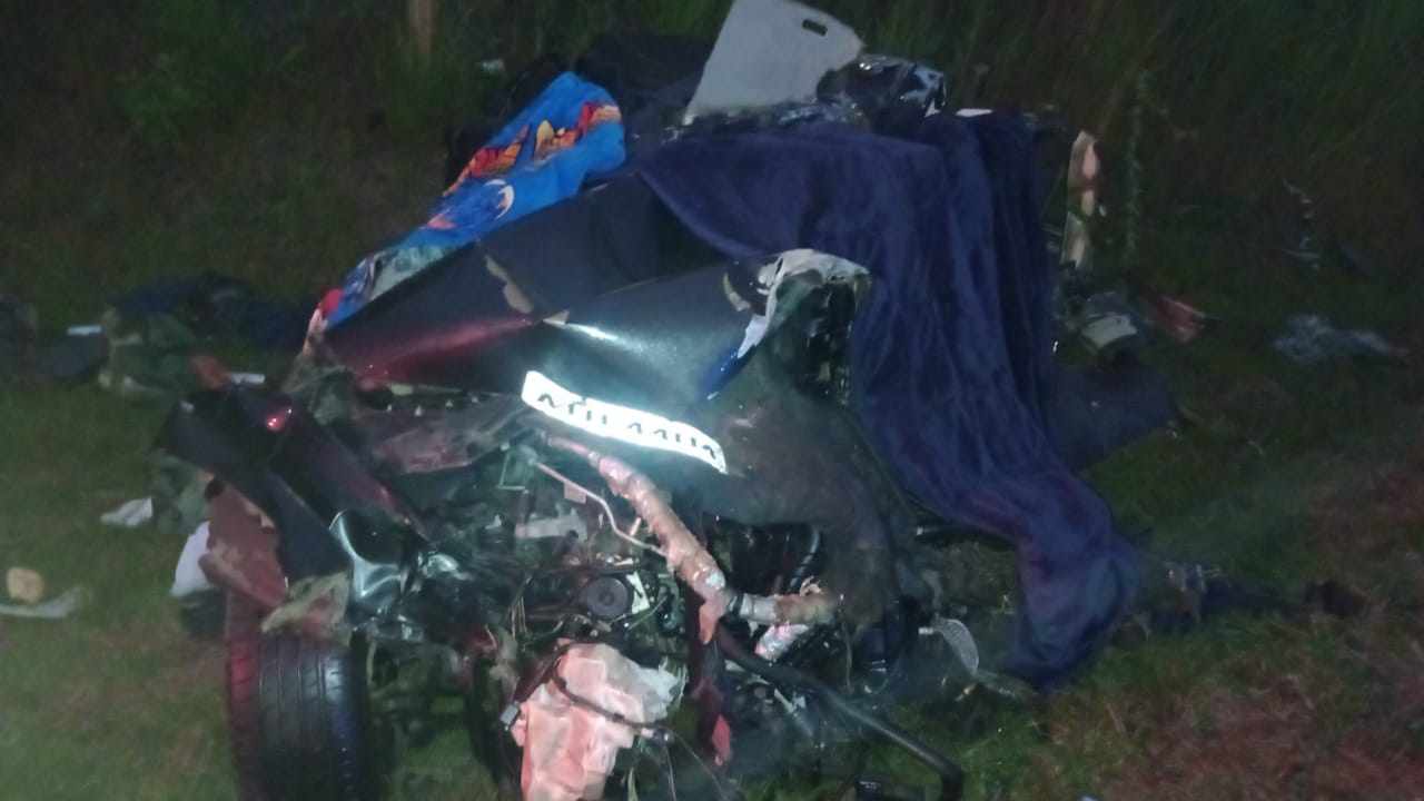 Homem morre em acidente entre carro e caminhão