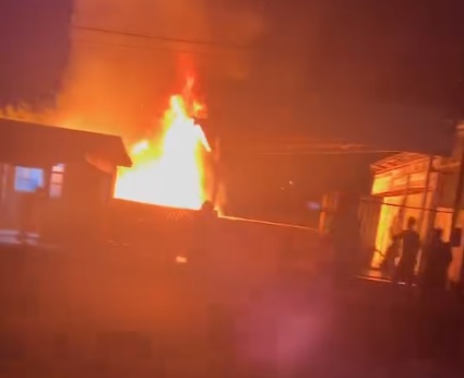 Casa é destruída pelo fogo em Francisco Beltrão