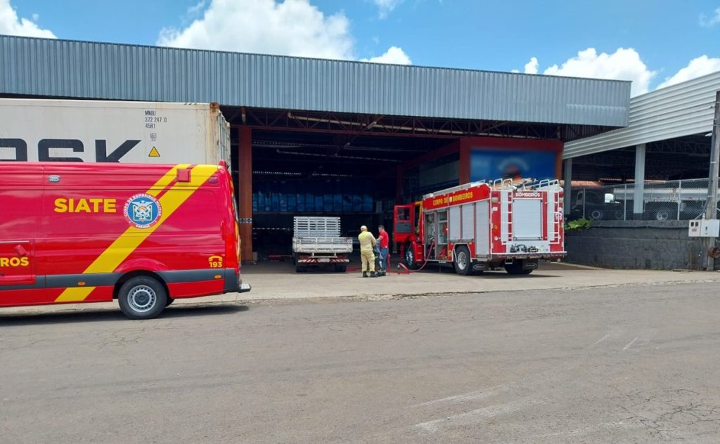 Princípio de incêndio em placa solar de empresa mobiliza Corpo de Bombeiros