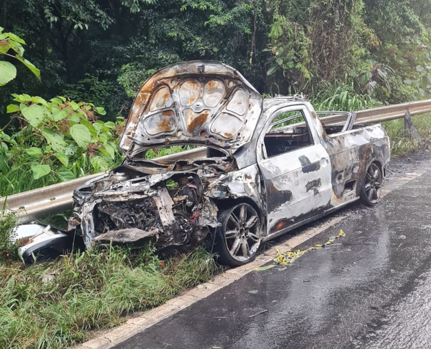 Camionete bate contra defensa metálica e pega fogo na PR-566