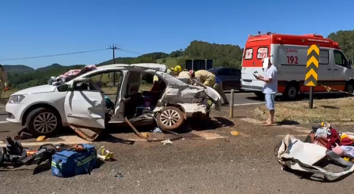 Dois feridos em colisão entre caminhão e automóvel na PR-483