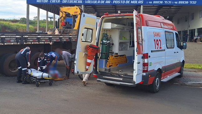 Homem fica ferido após colisão entre caminhão e moto