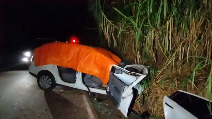 Homem morre em acidente entre carro e caminhão na PR-562