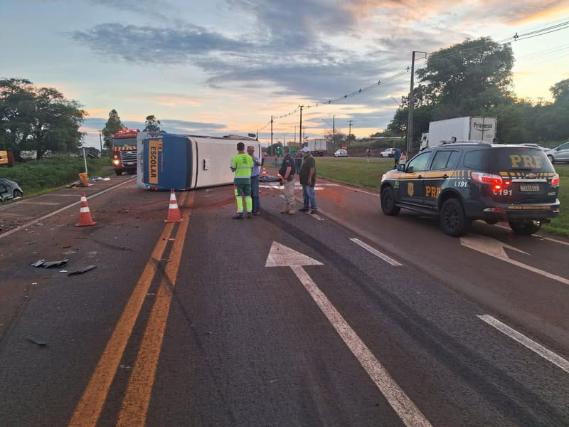 Motorista de micro-ônibus escolar morre após colisão frontal