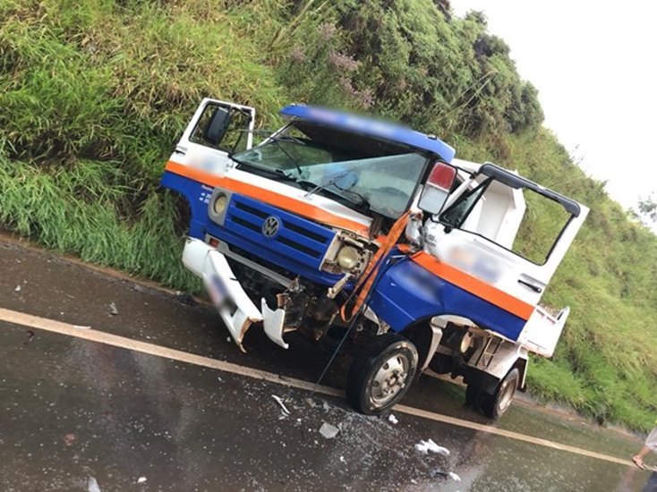 Colisão entre caminhões deixa motorista ferido na PR-280