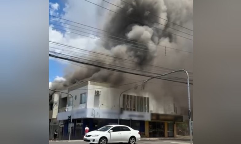 Incêndio de grandes proporções destrói depósito de loja de ferragens