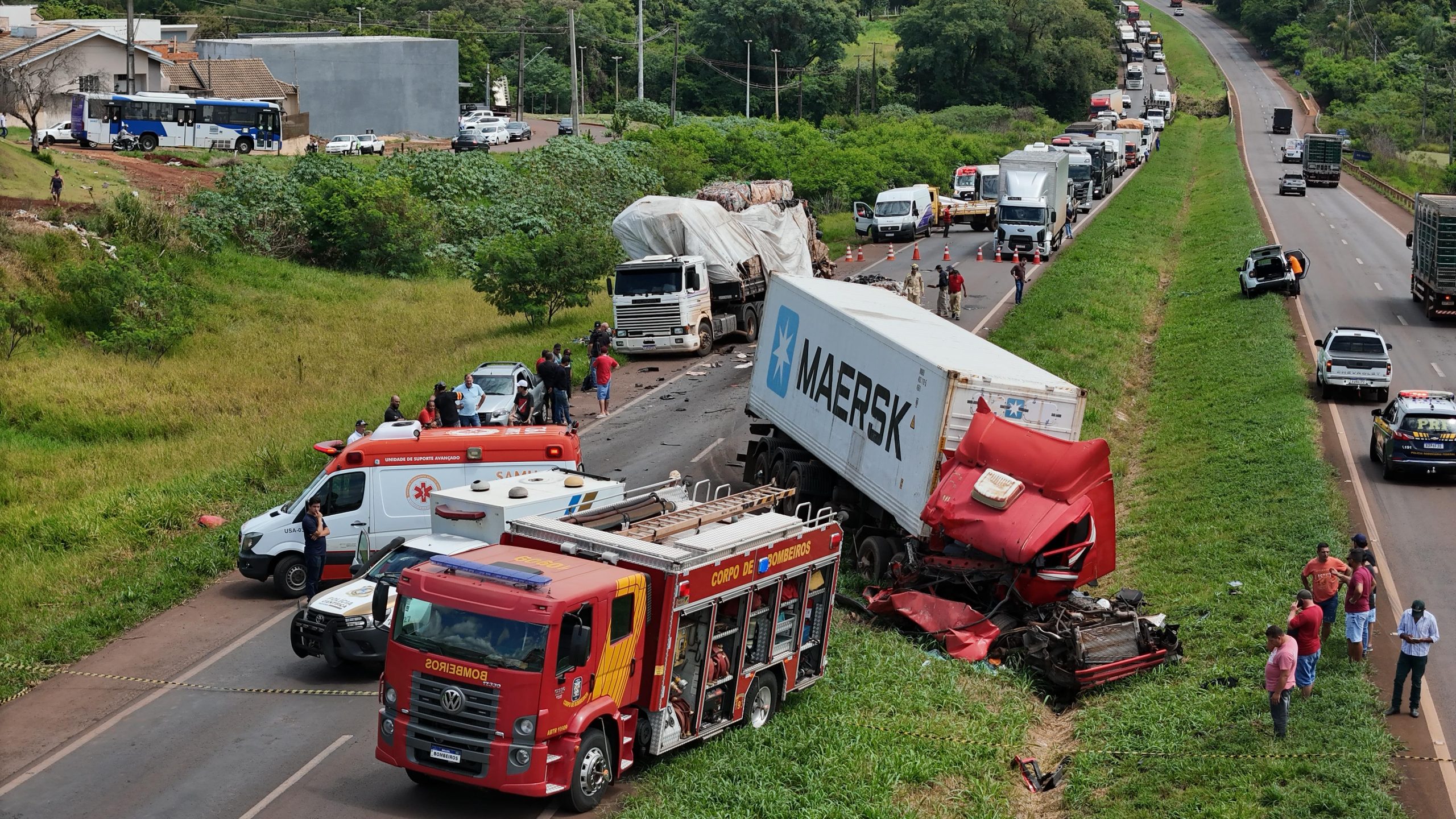 Mulher morre em grave acidente entre três caminhões na BR-163