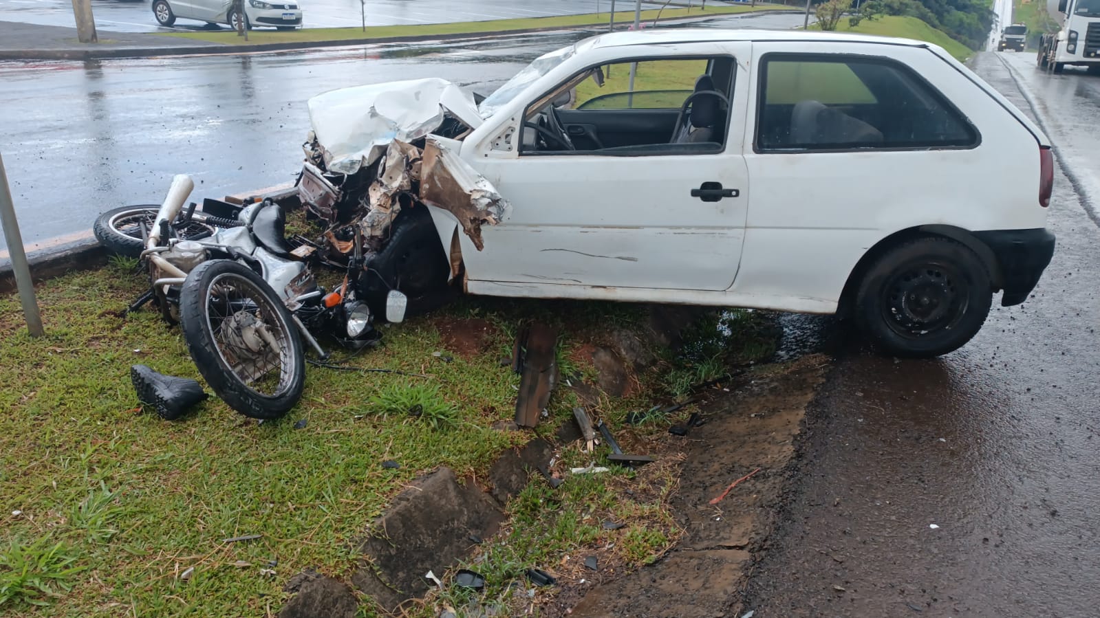 Condutor de motocicleta sofre fratura na perna em colisão com automóvel