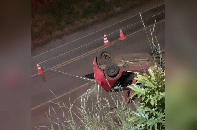 Homem e mulher morrem após serem perseguidos e capotar carro