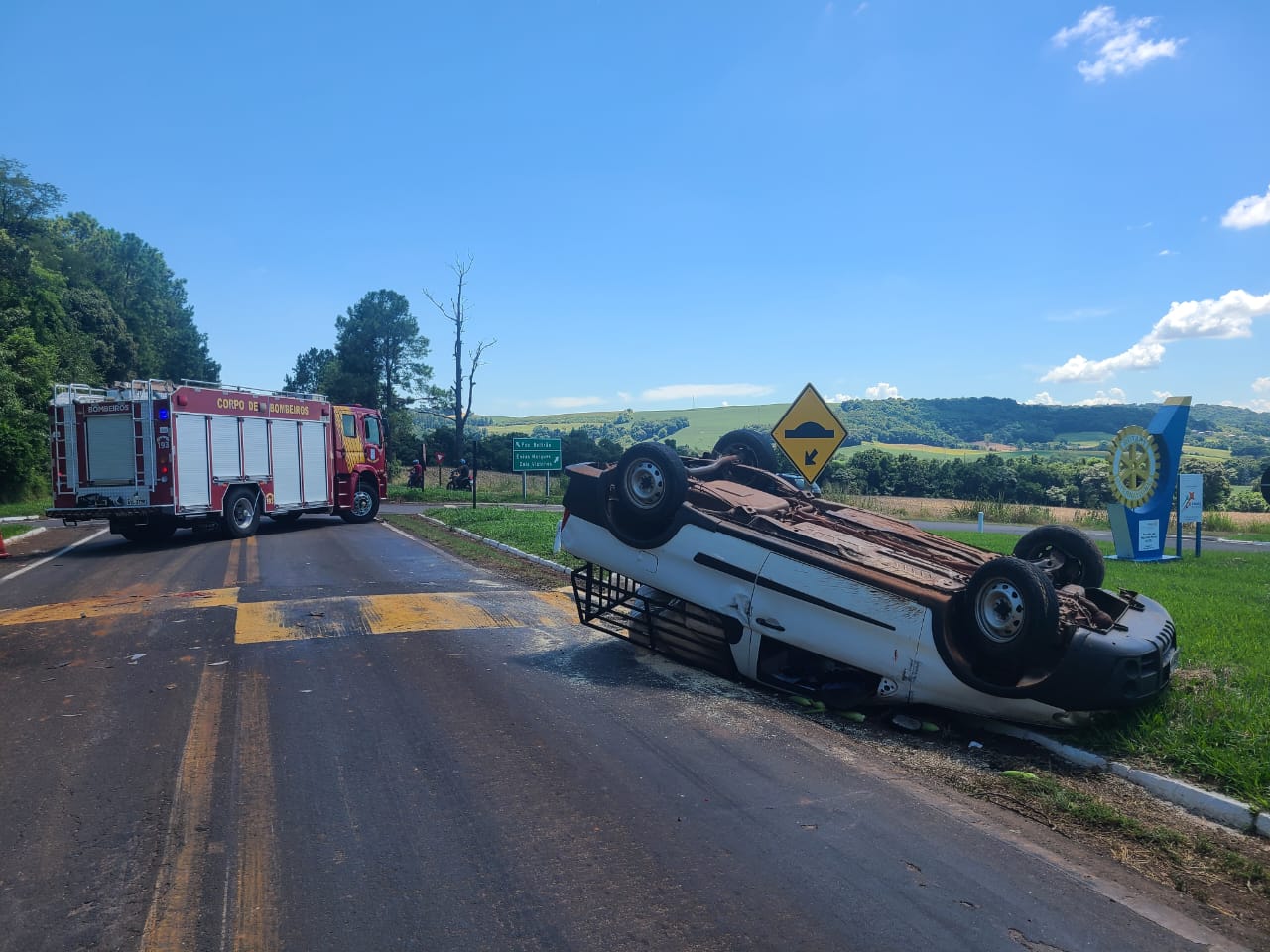 Camionete capota após colisão com carro na PR-180