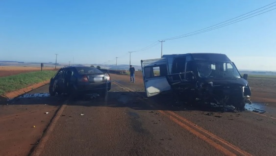 Acidente com van de dupla sertaneja deixa um morto e três feridos na PR-486