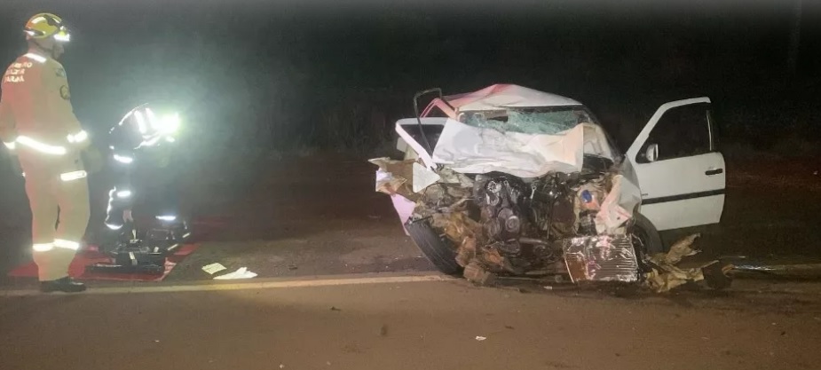 Dois homens morrem após colisão frontal entre carro e caminhão