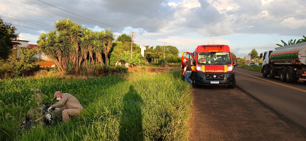 Homem é atropelado por moto ao atravessar a PR-483 para pegar bananas