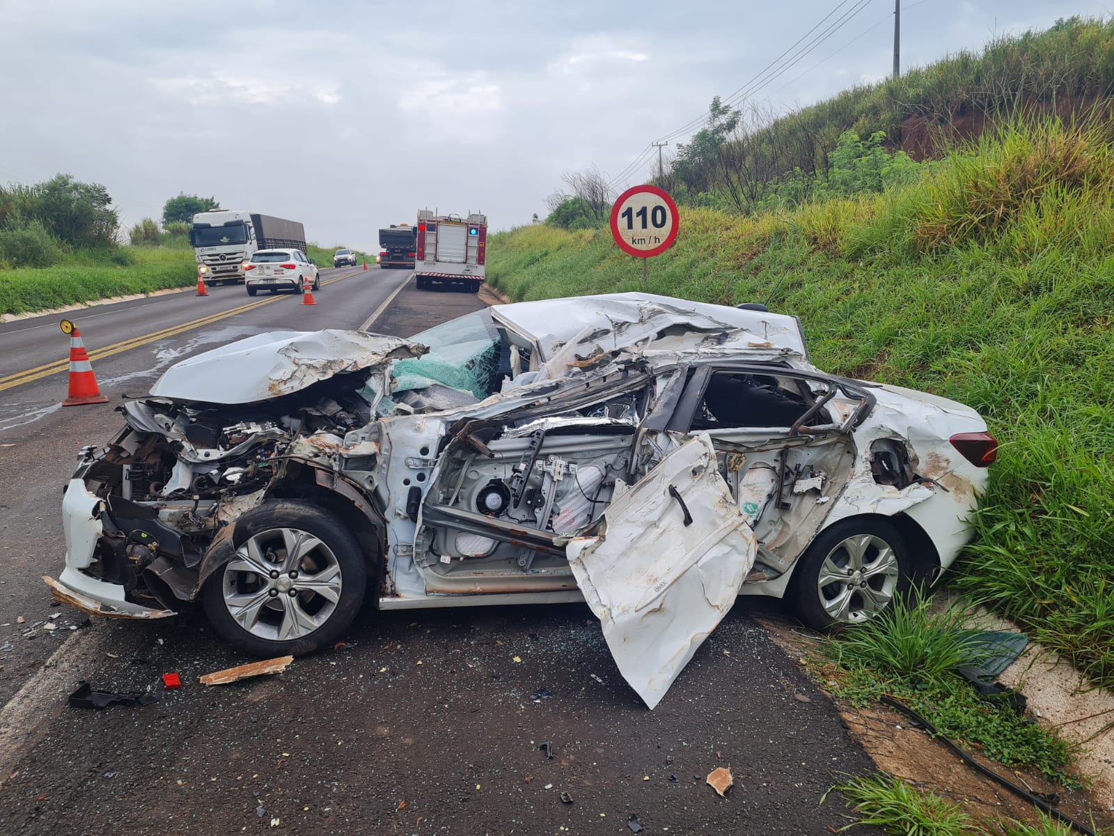 Homem morre em acidente entre carro e ônibus com trabalhadores na BR-376