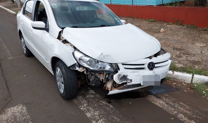 Mulher fica ferida em colisão entre dois carros