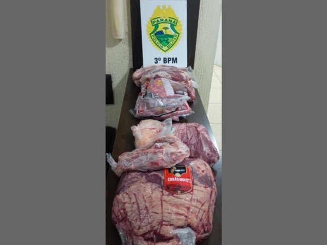 Dois funcionários de supermercado são presos acusados de furtar mais de 30 kg de carne